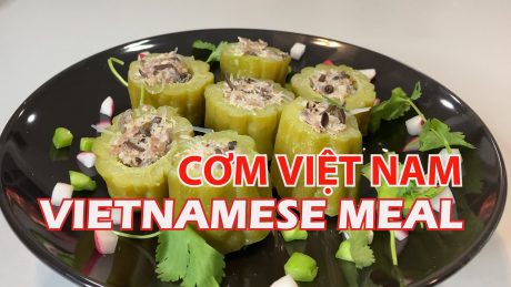 Khổ qua dồn thịt, tôm ram chua ngọt, đậu đũa xào đậm chất cơm Việt