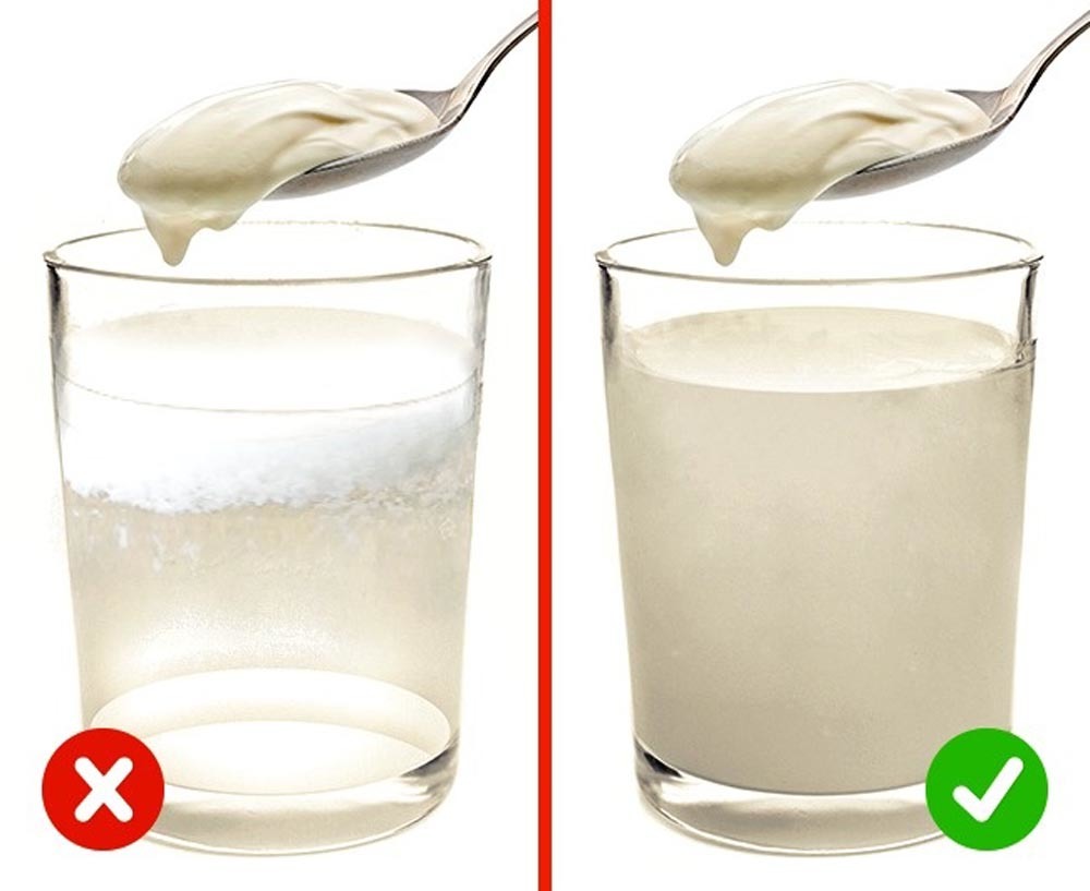 Как отличить молочные. Как определить качество сметаны. Сметана в стакане с водой. Фальсификация сметаны.