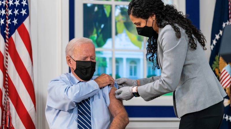 tổng thống biden tiêm vaccine