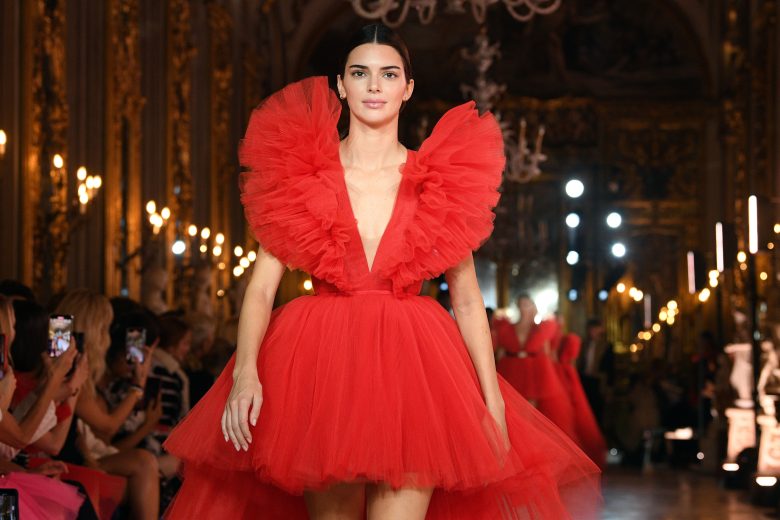 ROME, ITALY - OCTOBER 24: Kendall Jenner  walks the runway during the Giambattista Valli Loves H&M show on October 24, 2019 in Rome, Italy. (Photo by Daniele Venturelli/Daniele Venturelli/WireImage )