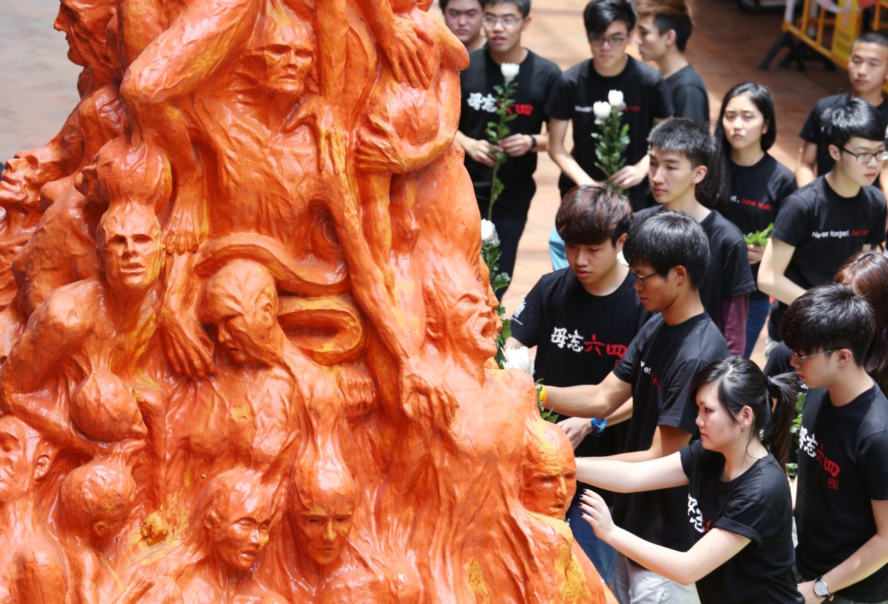 Chính quyền Hong Kong lén lút tháo Bức tượng Ô Nhục (Quốc Thương Chi Trụ)