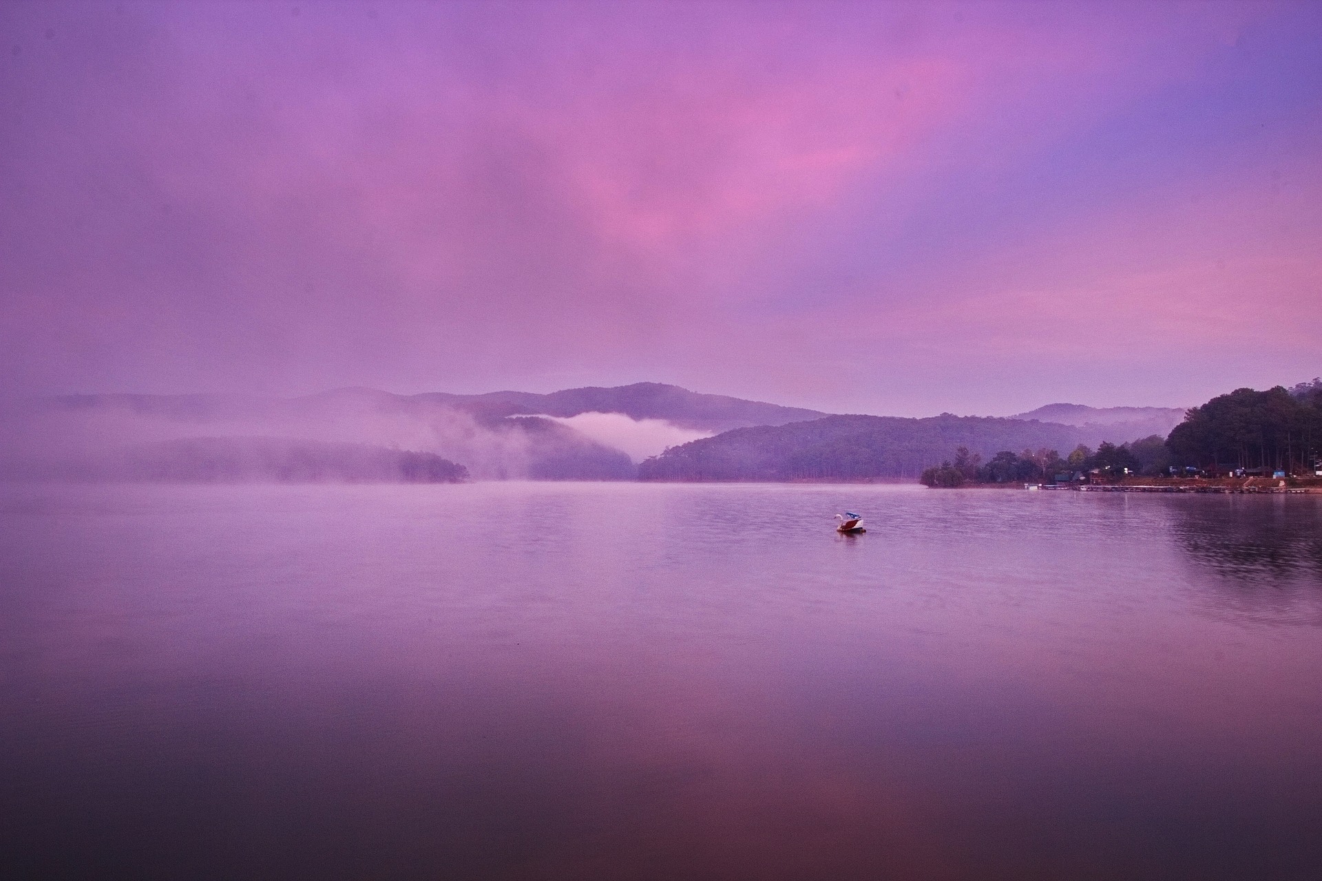Розовый туман желтая. Розовый туман. Розовый туман фон. Горное озеро фото красивые. Озеро смерти фото.
