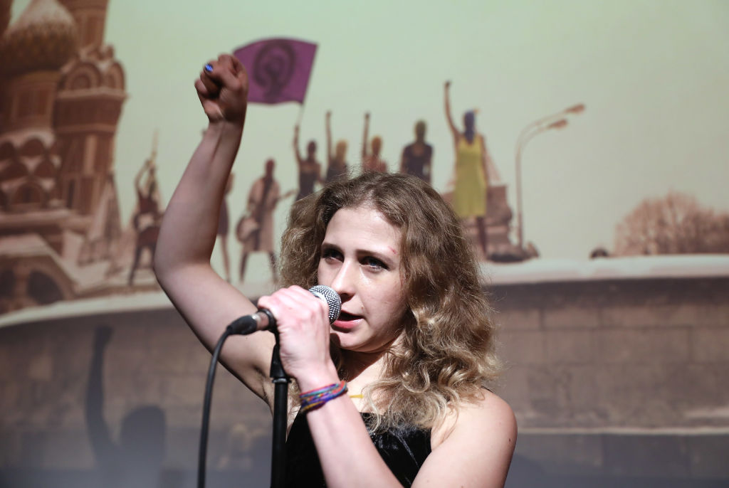 Cuộc đào thoát ngoạn mục của một nữ ca sĩ chống Putin