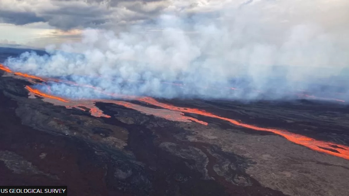 Núi lửa hoạt động lớn nhất thế giới phun trào lần đầu sau 40 năm