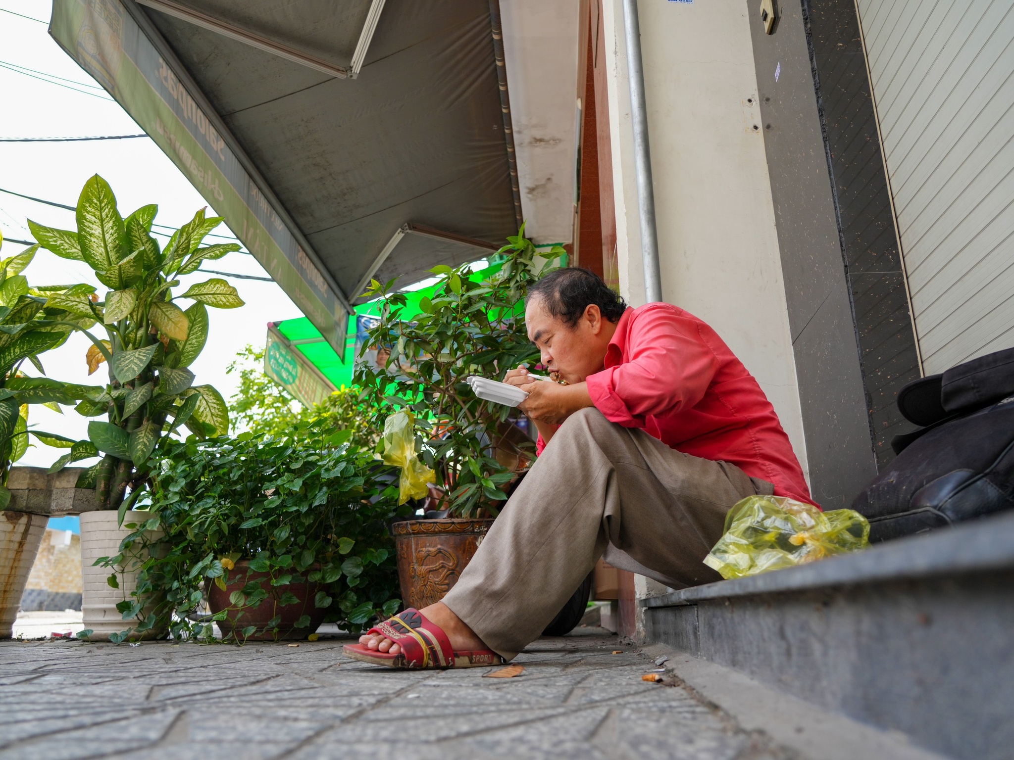 Khi thầy giáo tháo giày ngồi bệt… – Saigon Nhỏ