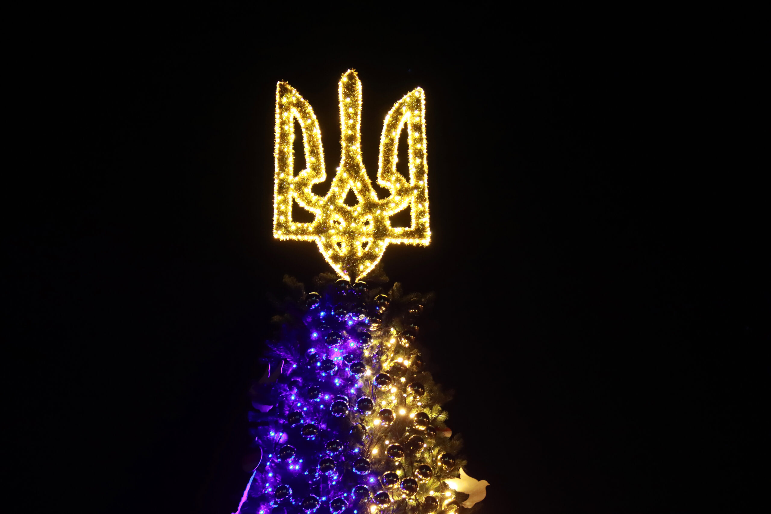 Cây Giáng Sinh 'bất khả chiến bại' ở Kyiv