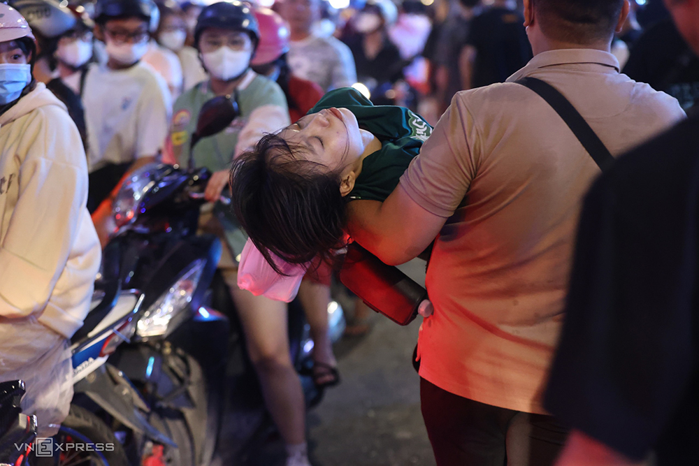 Sài Gòn: Hàng chục ngàn người countdown ở đường Nguyễn Huệ, nhiều người  ngất xỉu vì thiếu oxy – Saigon Nhỏ