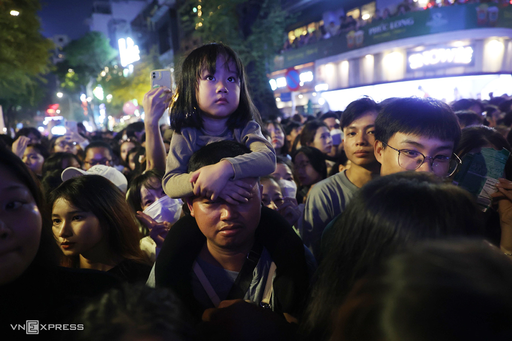 Sài Gòn: Hàng chục ngàn người countdown ở đường Nguyễn Huệ, nhiều người  ngất xỉu vì thiếu oxy – Saigon Nhỏ