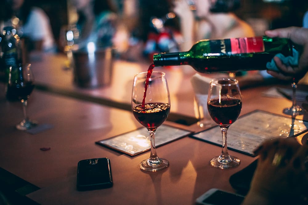 Tại sao uống rượu vang đỏ lại bị đau đầu?