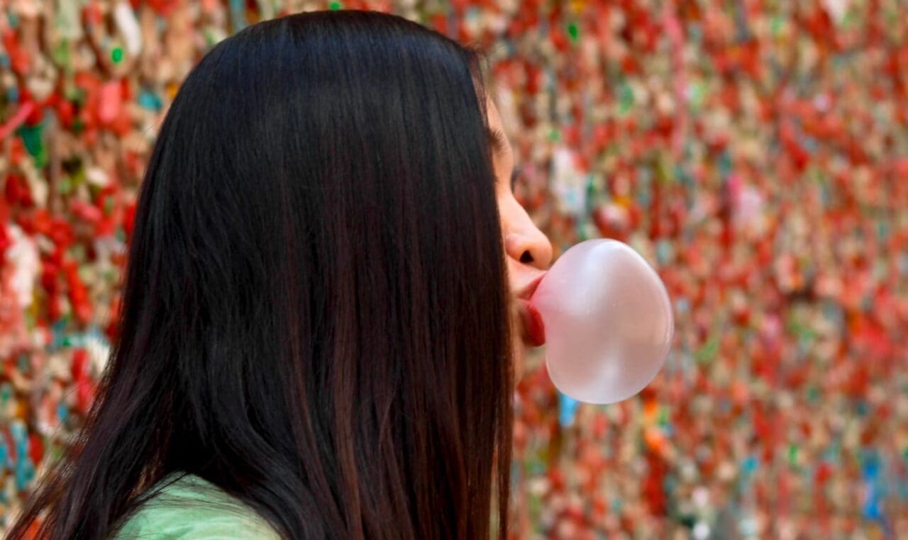 Vì sao ăn kẹo cao su không đường, bị ‘xì hơi’