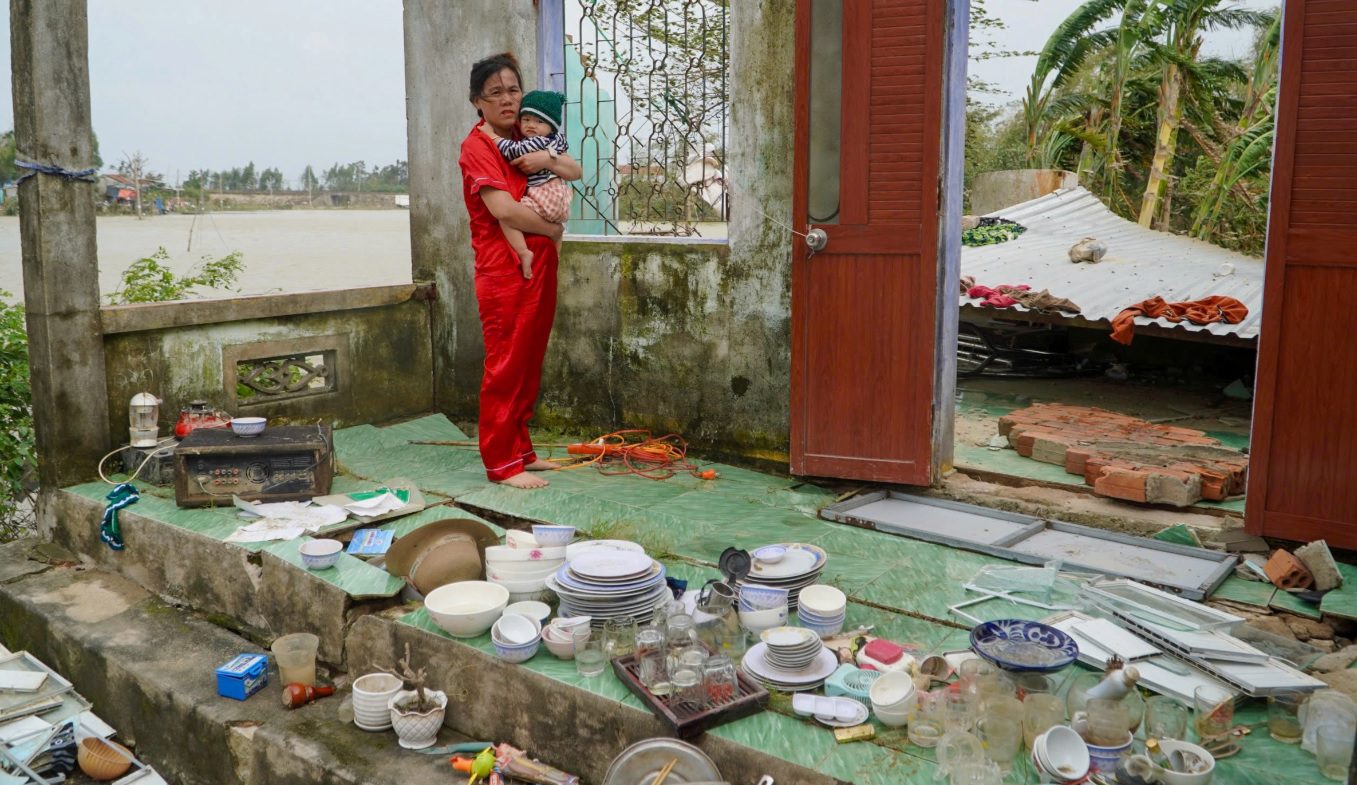 Trong cơn bão lũ, Phạm Minh Chính ‘xông pha,’ Tô Lâm mất điểm