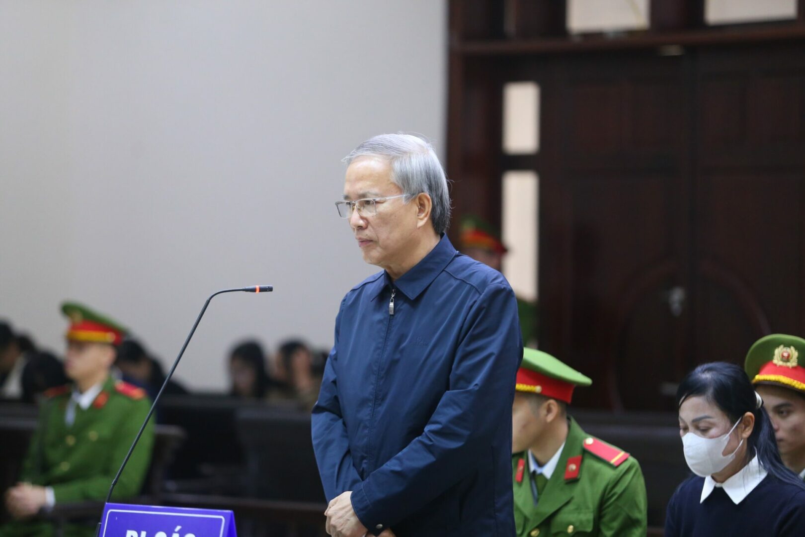 Khi vành móng ngựa là ‘giường bệnh’ của quyền lực đã mất