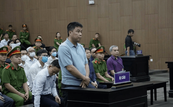 Khi vành móng ngựa là ‘giường bệnh’ của quyền lực đã mất